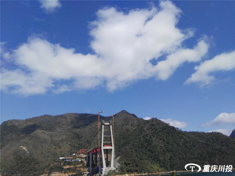 藍(lán)天白云下的紅水河與塔機